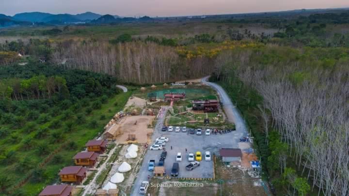 ไร่นาบัวหลวง คาเฟ่ & ฟาร์มสเตย์ Raina Bualuang Cafe & Farm Stay Ban Na No ภายนอก รูปภาพ