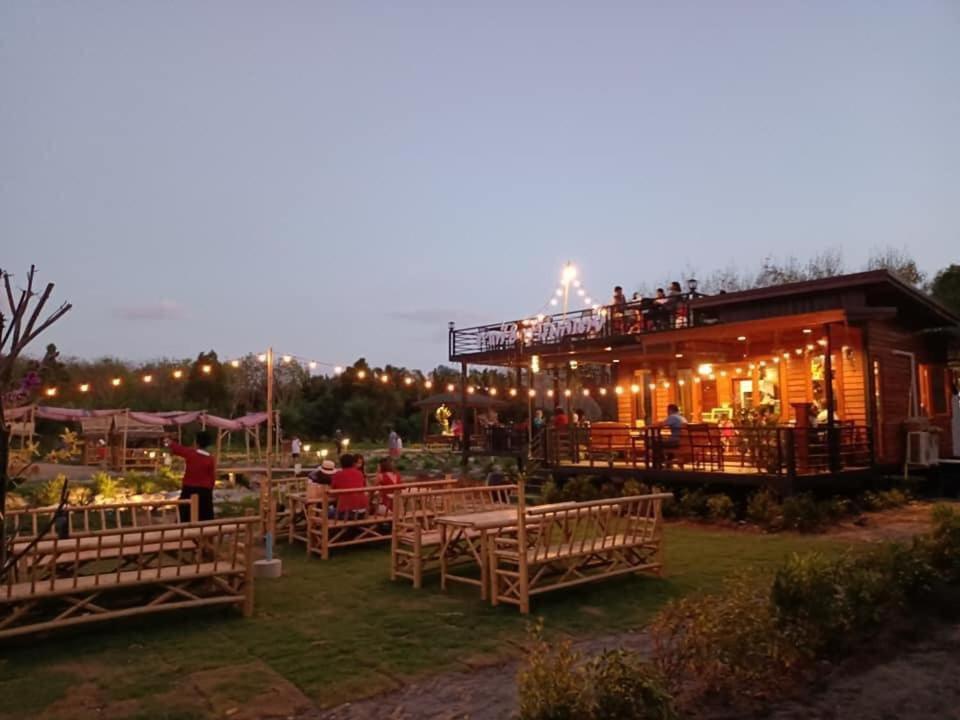 ไร่นาบัวหลวง คาเฟ่ & ฟาร์มสเตย์ Raina Bualuang Cafe & Farm Stay Ban Na No ภายนอก รูปภาพ
