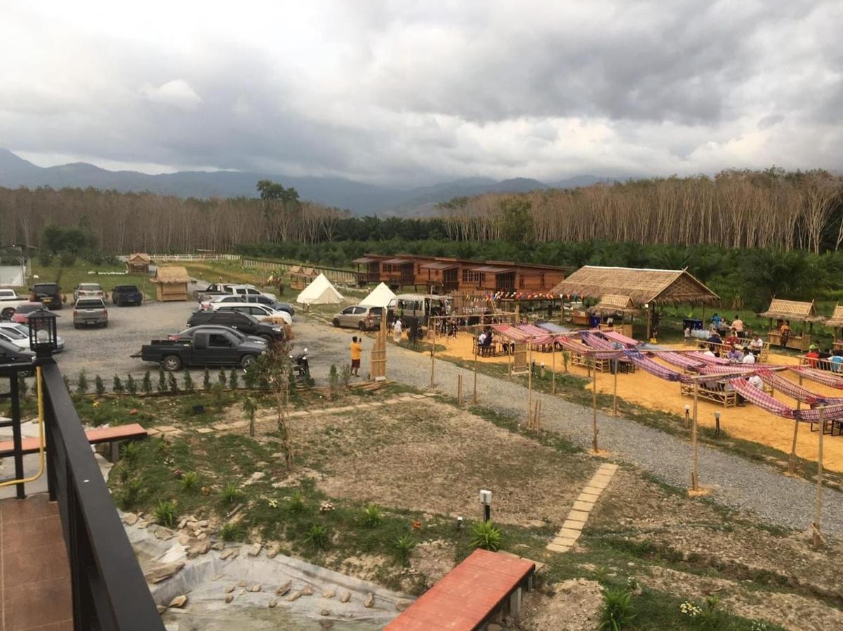 ไร่นาบัวหลวง คาเฟ่ & ฟาร์มสเตย์ Raina Bualuang Cafe & Farm Stay Ban Na No ภายนอก รูปภาพ