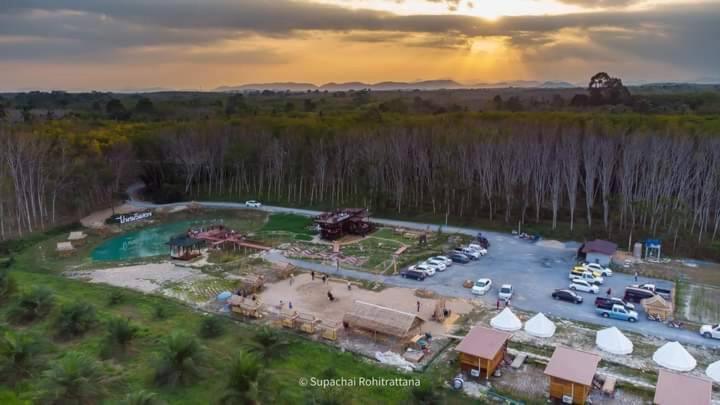 ไร่นาบัวหลวง คาเฟ่ & ฟาร์มสเตย์ Raina Bualuang Cafe & Farm Stay Ban Na No ภายนอก รูปภาพ