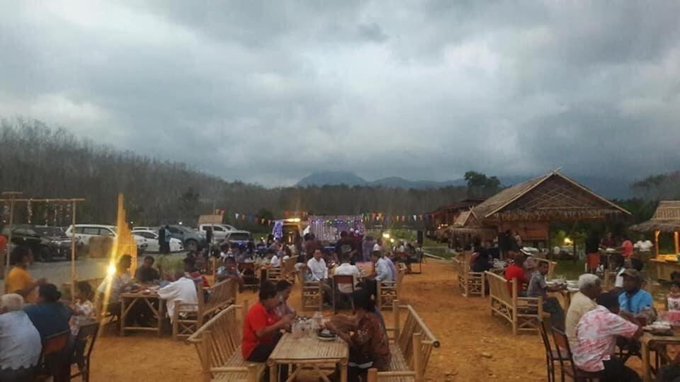 ไร่นาบัวหลวง คาเฟ่ & ฟาร์มสเตย์ Raina Bualuang Cafe & Farm Stay Ban Na No ภายนอก รูปภาพ